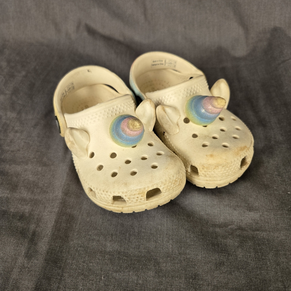 Crocs Little Girls Unicorn Clogs Size 7 White Rainbow Strap Shoes